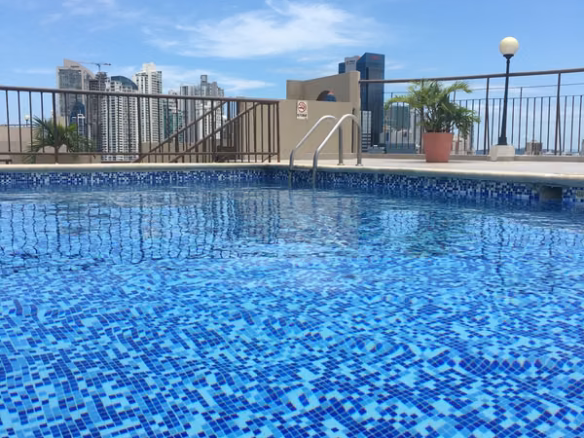 Piscina del área social del apartamento en San Francisco