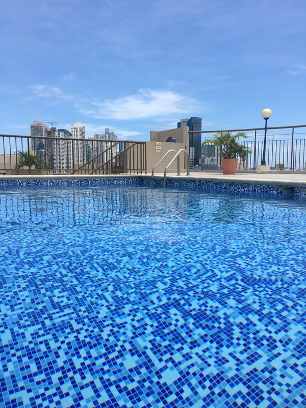 Piscina del área social del apartamento en San Francisco