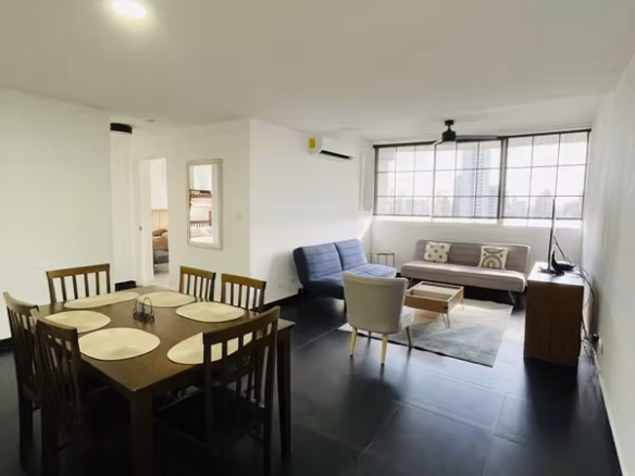 Sala y comedor amoblados del apartamento