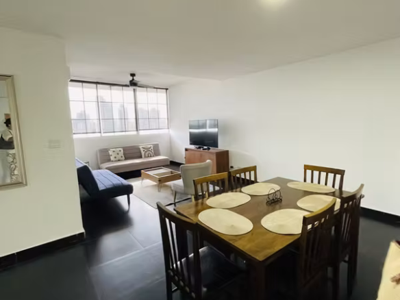 Comedor y sala amoblados del apartamento