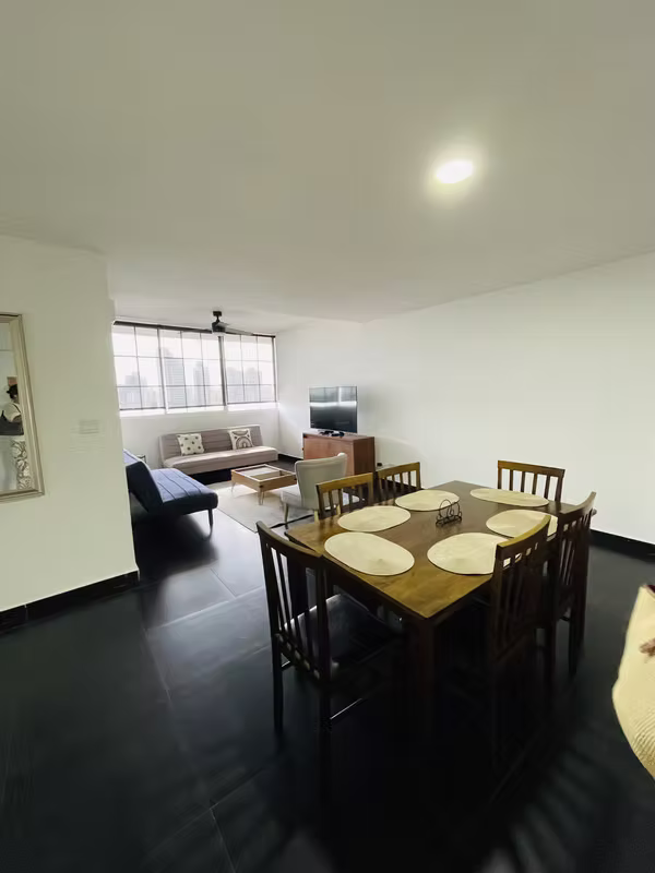 Comedor y sala amoblados del apartamento