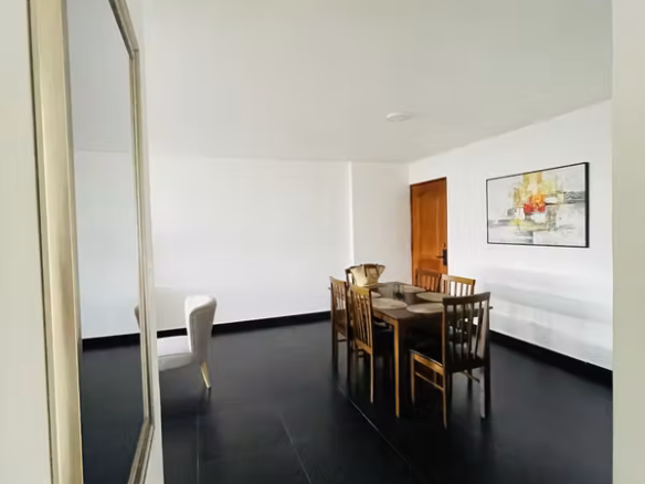 Comedor amoblado del apartamento