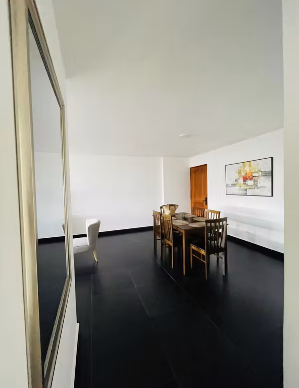 Comedor amoblado del apartamento