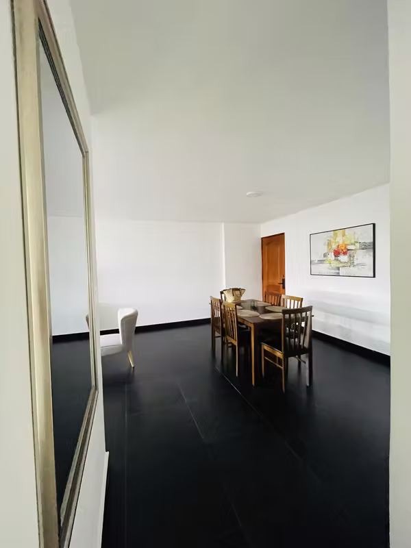 Comedor amoblado del apartamento