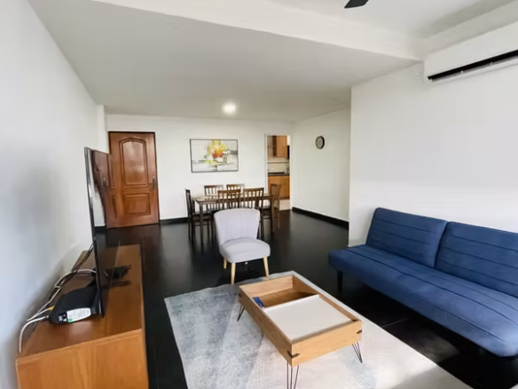 Sala amoblada con sofá y mueble de televisión