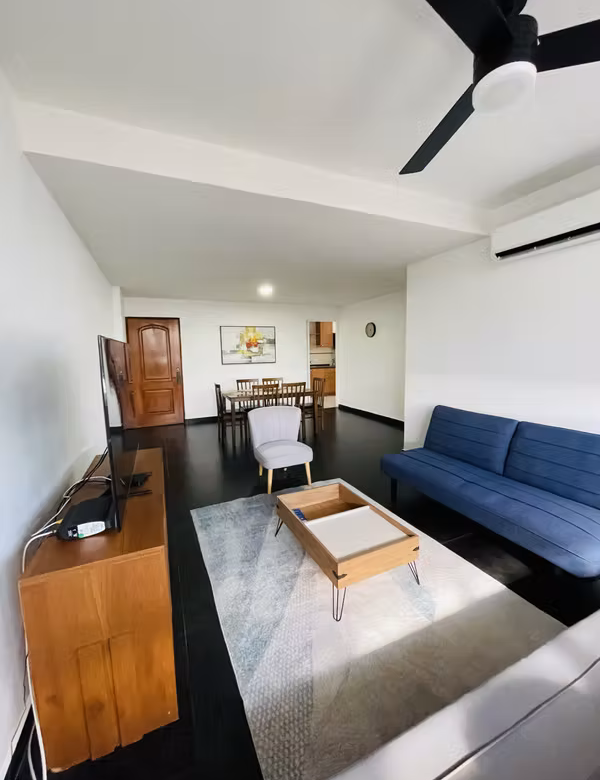 Sala amoblada con sofá y mueble de televisión