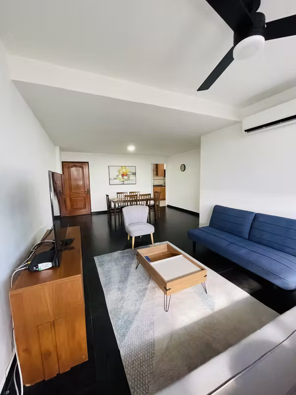 Sala amoblada con sofá y mueble de televisión