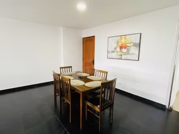 Comedor amoblado junto a la sala