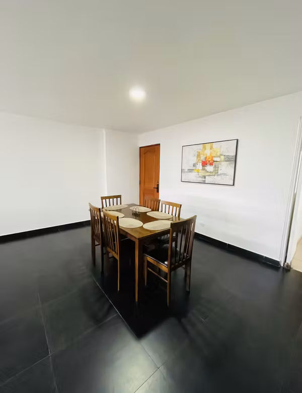 Comedor amoblado junto a la sala