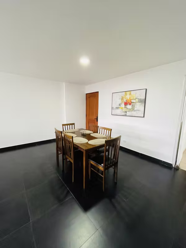 Comedor amoblado junto a la sala