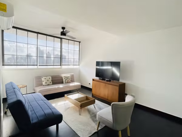 Sala amoblada con ventanal