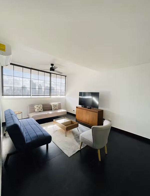 Sala amoblada con ventanal