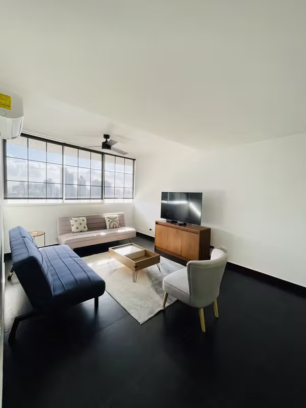 Sala amoblada con ventanal