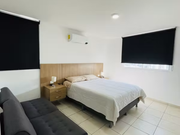 Recámara amoblada con cama y sofá
