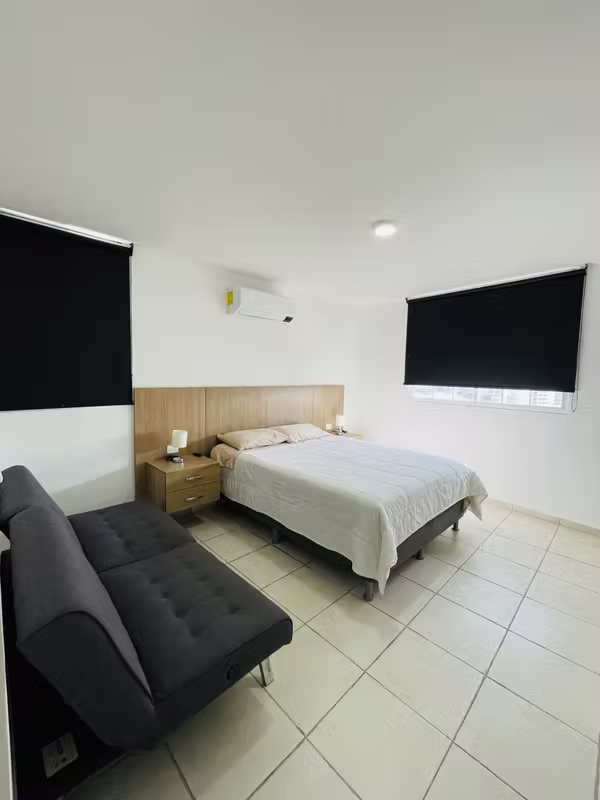 Recámara amoblada con cama y sofá