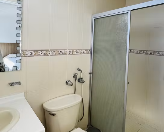 Baño con ducha del apartamento