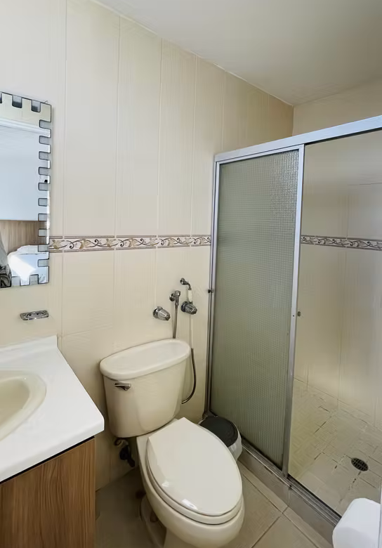 Baño con ducha del apartamento