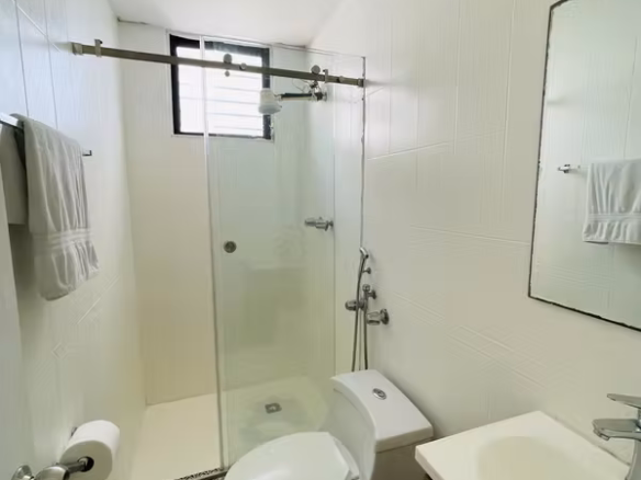 Baño con ducha y lavamanos