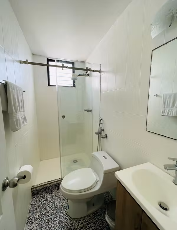 Baño con ducha y lavamanos