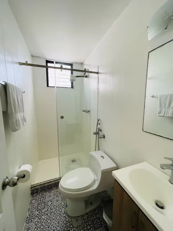 Baño con ducha y lavamanos