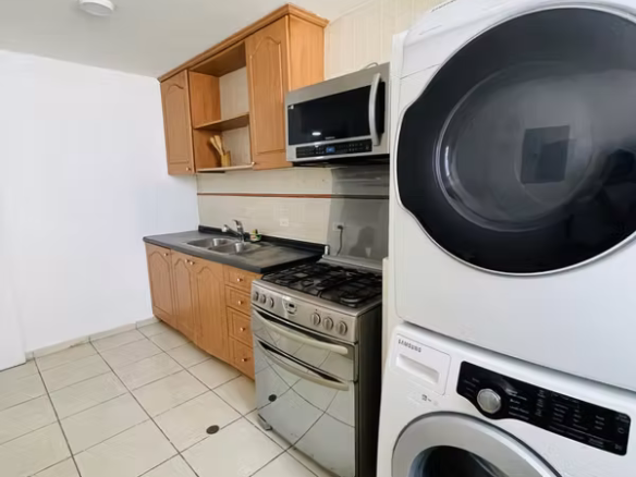 Cocina con estufa y torre de lavado