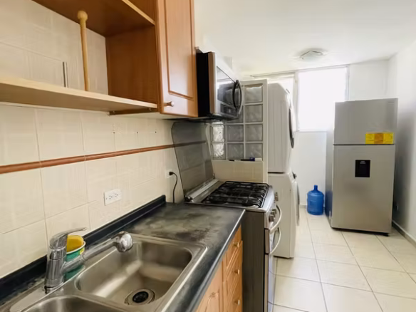 Cocina con fregador y refrigerador