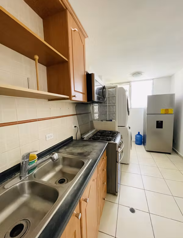 Cocina con fregador y refrigerador