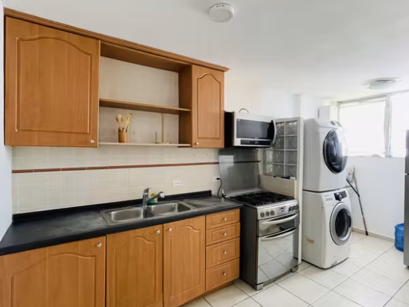 Cocina con gabinetes y área de lavado