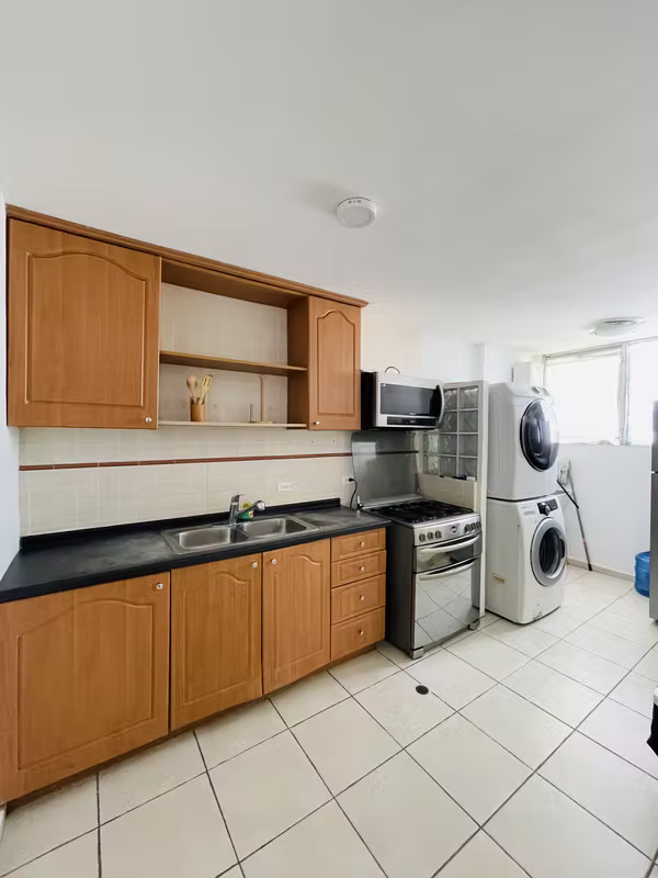 Cocina con gabinetes y área de lavado