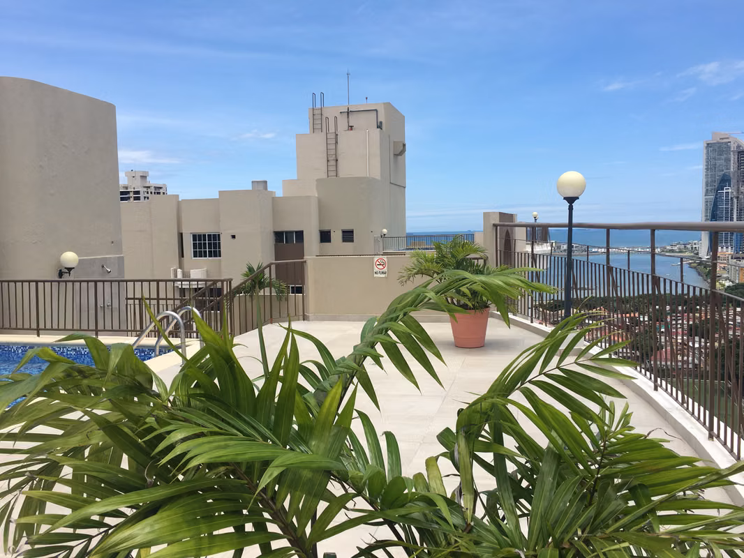 Terraza con plantas y vista urbana
